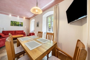 Dining - Apartment 'Am Birnbaum' with Courtyard Seating and Wi-Fi (Volkach)
