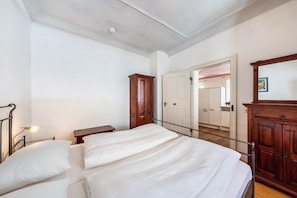 WiFi, bed sheets - Apartment 'Am Birnbaum' with Courtyard Seating and Wi-Fi (Volkach)