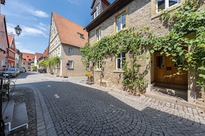 Exterior - Apartment 'Am Birnbaum' with Courtyard Seating and Wi-Fi (Volkach)