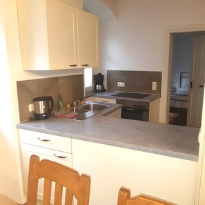 Een koelkast, een oven, een kookplaat, een vaatwasser