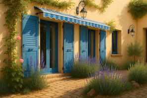 Un edificio con persiane blu, un ingresso rivestito di piastrelle e un giardino con lavanda.