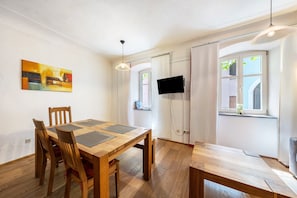 Dining - Apartment 'Weinstraße' with Courtyard Seating and Wi-Fi (Volkach)