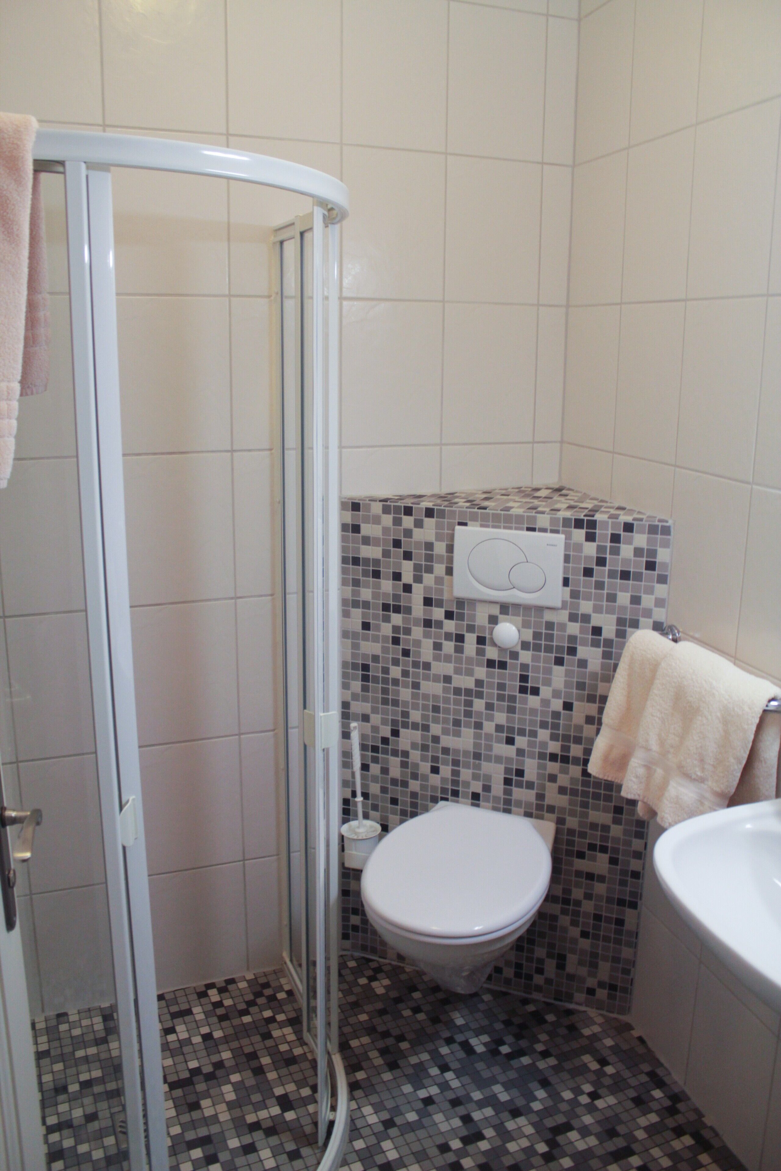 Douche, sèche-cheveux, serviettes fournies