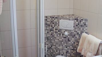 Douche, sĂšche-cheveux, serviettes fournies