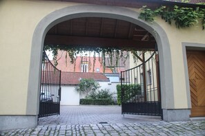 Exterior detail - Apartment 'Ferienwohnung Weinstraße' with Shared Terrace and Wi-Fi (Volkach)