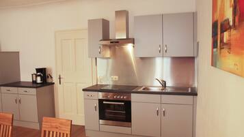 Frigorífico, horno, placa de cocina y cafetera o tetera