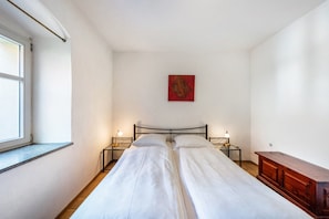 WiFi, bed sheets - Apartment 'Weinstraße' with Courtyard Seating and Wi-Fi (Volkach)