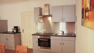 Fridge, oven, stovetop, coffee/tea maker