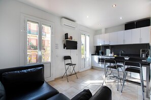 TV - Torrent – Cozy Apartment in the Heart of Gracia (Gracia)