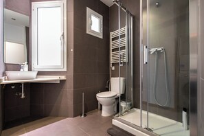 Hair dryer, towels, soap, toilet paper - Torrent – Cozy Apartment in the Heart of Gracia (Gracia)