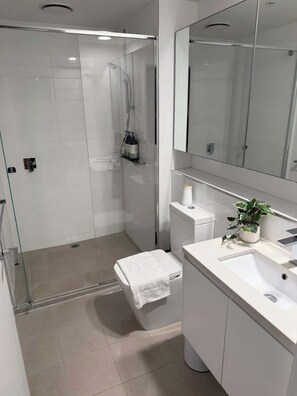 Shower, hair dryer, shampoo - Skyline Stays 1BR 2 Beds City View (Southbank)