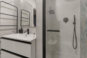 Shower, bidet, towels - GuestHost - A bright 50 square meters apartment, perfect for four people, located on the first floor of a building with an elevator (NOT accessible to disabled guests).The property is located near the Central Station, one of the main hubs for getting aro (Milan)