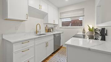 Réfrigérateur, four à micro-ondes, un four, surface de cuisson