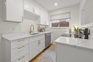 Fridge, microwave, oven, stovetop - StayPaxton | The Lola (Cincinnati)