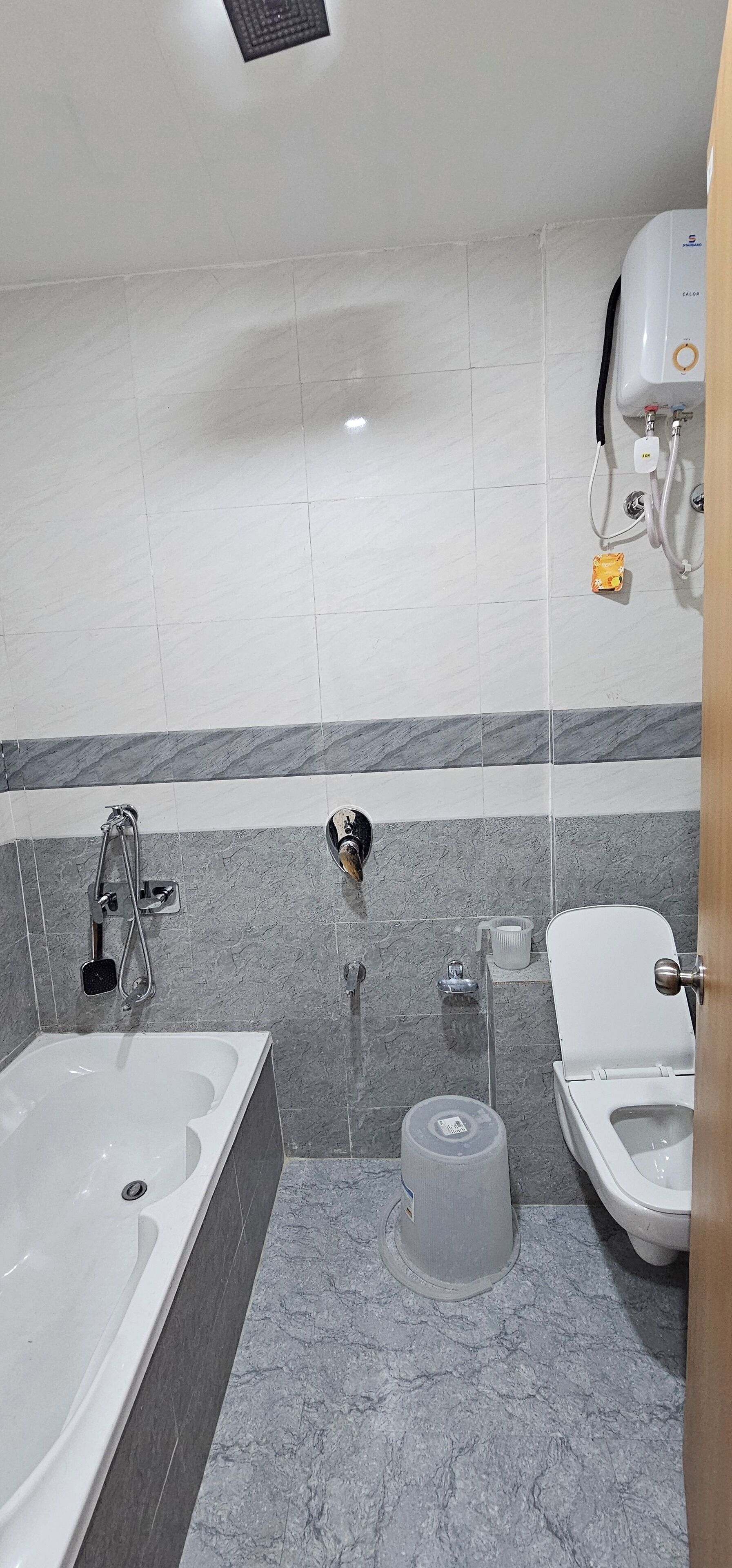Deluxe Double Room, City View | Bathroom | Free toiletries, towels, soap, shampoo