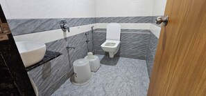 ของใช้ในห้องน้ำฟรี, ผ้าเช็ดตัว, สบู่, ยาสระผม