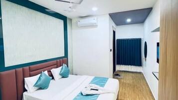 Desk, laptop workspace, iron/ironing board, free WiFi