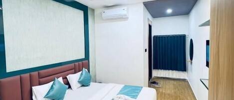 Desk, laptop workspace, iron/ironing board, free WiFi