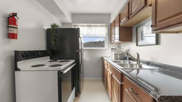 Réfrigérateur, four à micro-ondes, un four, surface de cuisson