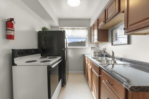 Fridge, microwave, oven, stovetop - StayPaxton | The Lily (Cincinnati)