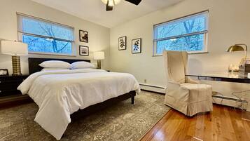 Desk, iron/ironing board, WiFi, bed sheets