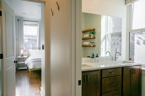 Tabla de planchar con plancha, wifi y ropa de cama 