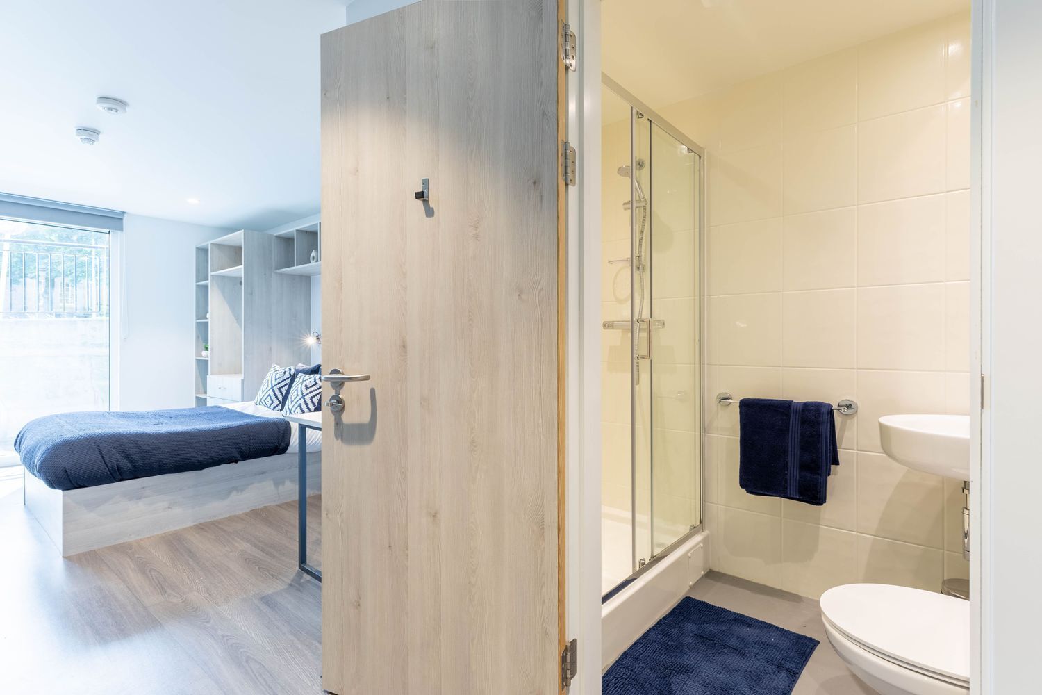 Basic Studio | Bathroom | Shower, towels