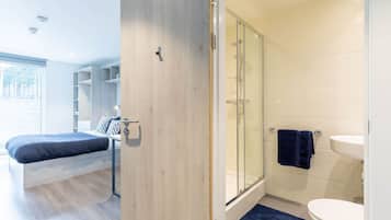 Basic Studio | Bathroom | Shower, towels