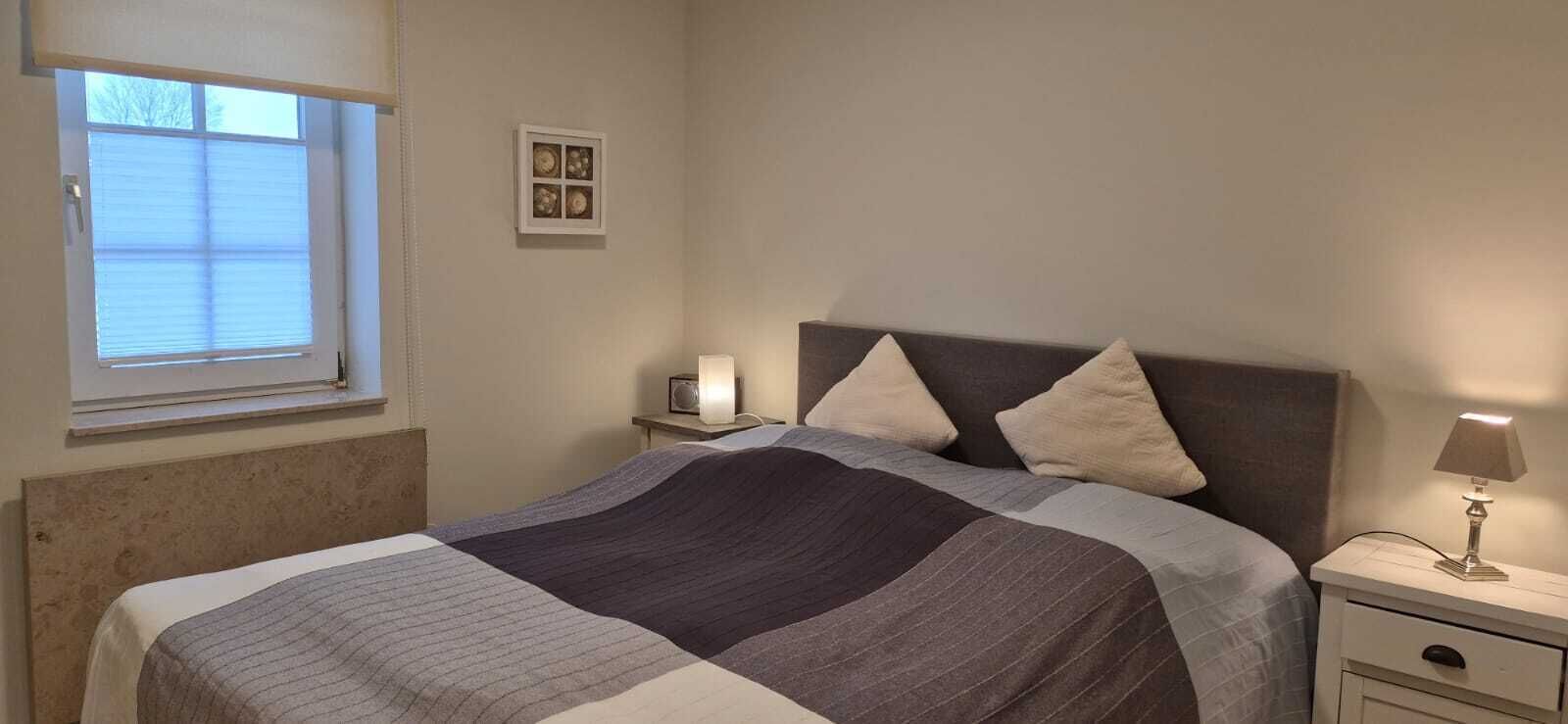 Escritorio, wifi gratis, ropa de cama