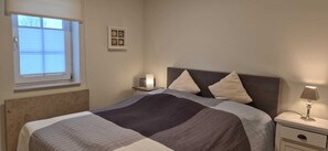 Escritorio, wifi gratis, ropa de cama