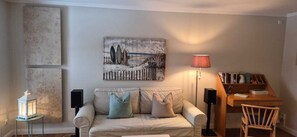 TV - Holiday apartment Reet & Meer: Stylish comfort near the North Sea beach in Büsum (Büsumer Deichhausen)