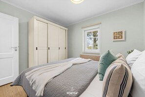 Escritorio, wifi gratis, ropa de cama