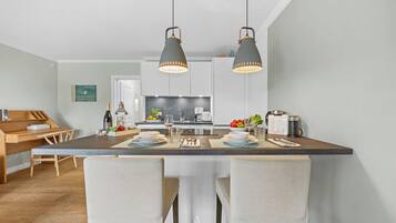 Frigorífico, horno, placa de cocina y lavavajillas