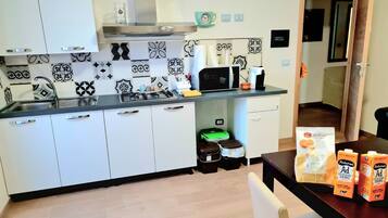 Frigorifero, microonde, macchina per tè/caffè, bollitore elettrico