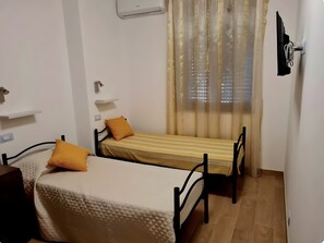 WiFi, bed sheets - Room 'Camera Doppia 3' with Shared Terrace, Wi-Fi and Air Conditioning (Ploaghe)