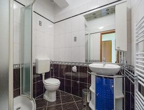 Ein Badezimmer mit Toilette, Waschbecken und Dusche.