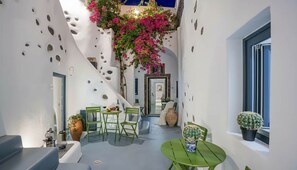 Outdoor dining - Afrodite Sea View Beauty with Rooftop Jacuzzi (Santorini)