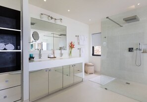 Shower, hair dryer, towels, soap - DANISA - 4 BDR - PLAI LAEM (Ko Samui)
