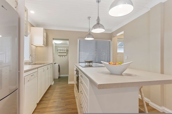 House | 3 bedrooms, Internet - Metawisebnb Waterfront 3BR Coastal Escape (Deception Bay)
