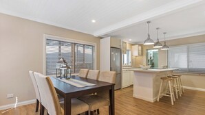 House | 3 bedrooms, Internet - Metawisebnb Waterfront 3BR Coastal Escape (Deception Bay)