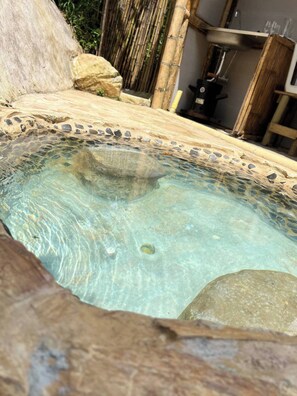 Habitación, 1 habitación, para fumadores, alberca privada | Tina de hidromasaje al aire libre