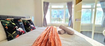 Bright and Cozy Home Near Hampden Park