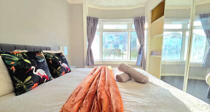 Bright and Cozy Home Near Hampden Park