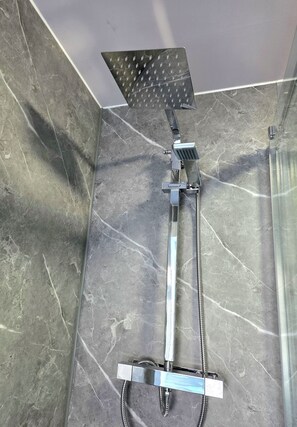 House, 3 Bedrooms | Hand-held showerhead - Bright and Cozy Home Near Hampden Park (Glasgow)