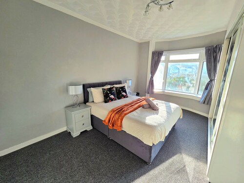 Bright and Cozy Home Near Hampden Park