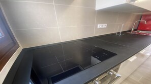 Kühlschrank, Ofen, Wasserkocher mit Kaffee-/Teezubehör, Wasserkocher