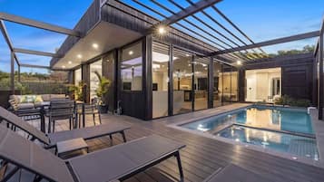 4 عدّة غرف نوم وخدمة الإنترنت