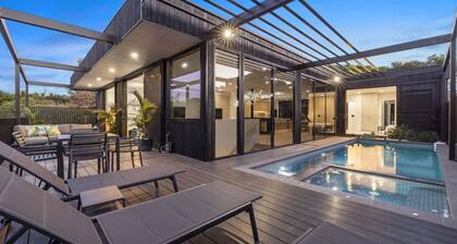 The Luxe Seabreeze Heated Pool Spa Cinema