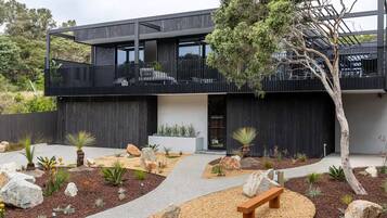 4 عدّة غرف نوم وخدمة الإنترنت