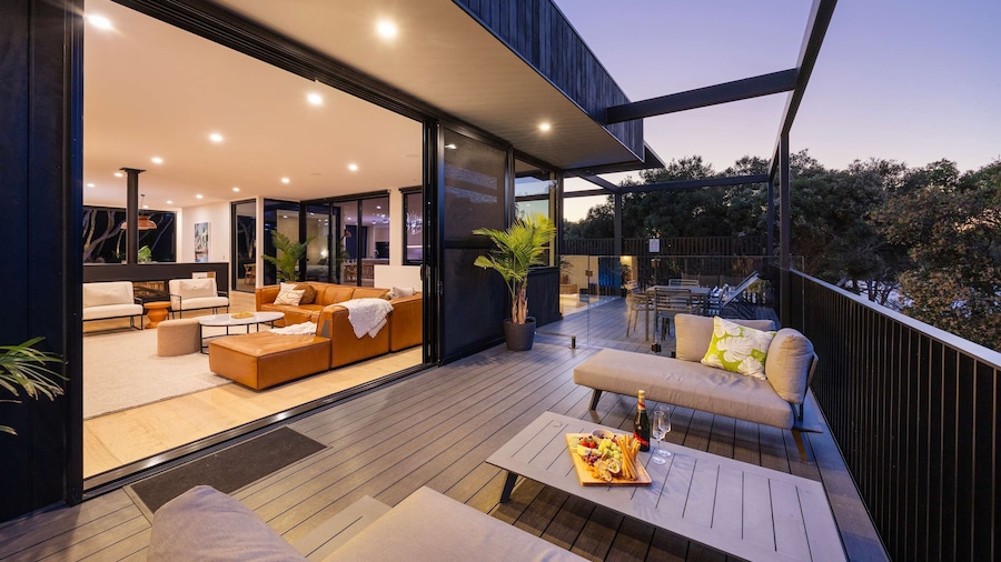 The Luxe Seabreeze Heated Pool Spa Cinema